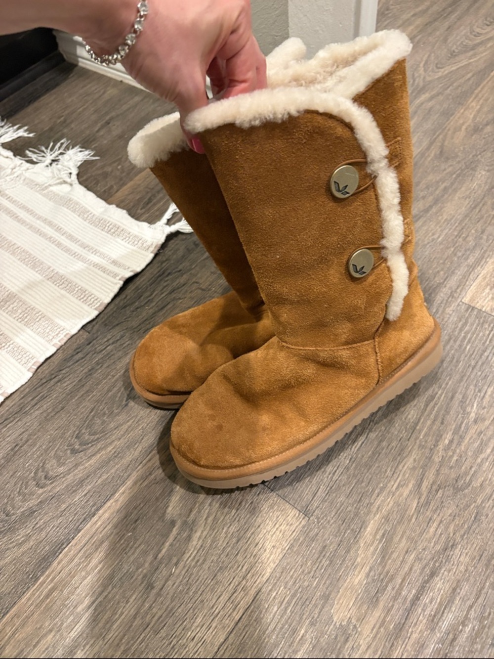 FREE inbundle Cozy Chestnut Suede Women's Shearling Boots koolaburra by UGG 10